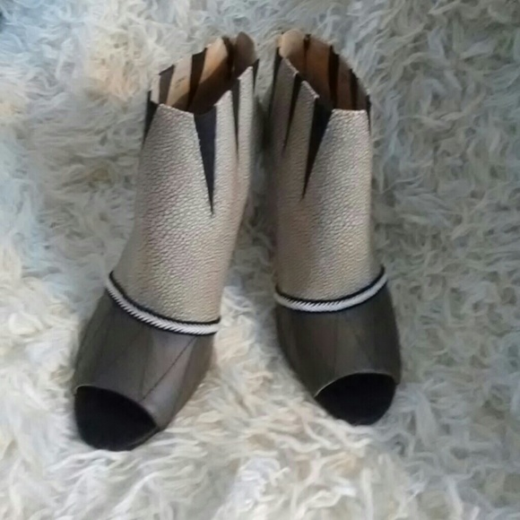 Short And sassy booties - Picture 2 of 2